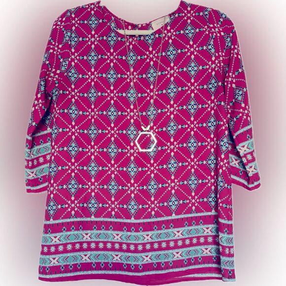 Like new! Boutique Everly adorable patterned flowy keyhole back top! - Picture 2 of 13